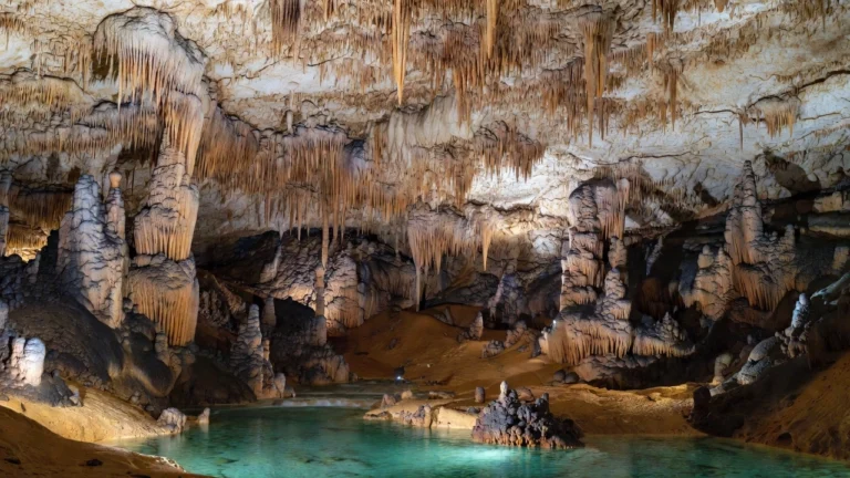 Ultimate Guide to the Must-Visit Caves in Missouri